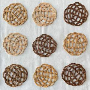 Ensemble de dessous de verre rond en rotin élégant idéal pour servir du thé, du café ou des boissons froides tout en beauté de table à manger avec style - Product Image 2