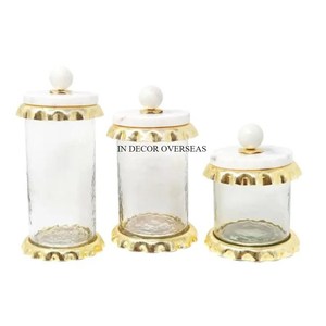 Base de metal resistente chapado en oro de alta calidad y tapa superior de diseñador único de mármol blanco con botes de textura martillada de vidrio transparente - Product Image 1