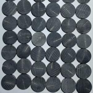 Artisanat artisanal de haute qualité boutons ronds en corne de buffle de couleur naturelle sculptés dans un style animal par l'artisanat en croissant - Product Image 1