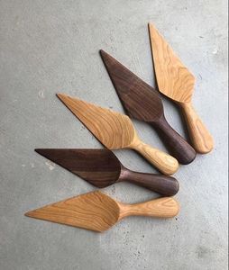 Serveur de gâteau en métal inoxydable de style antique exquis avec des motifs floraux élégants et une poignée antidérapante ergonomique - Product Image 3