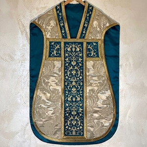 Chasuble romaine en soie turquoise personnalisée avec broderie florale dorée, vêtement liturgique pour prêtre catholique, pour la Messe - Product Image 1