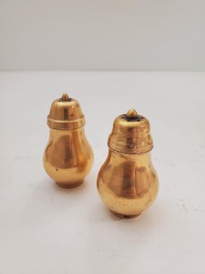 Juego de sal y pimienta de latón de primera calidad con superficie lisa y aspecto tradicional, ideal para regalos y decoración del hogar de inspiración vintage - Product Image 4