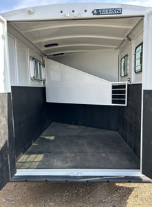 Nouvelle remorque de transport de chevaux Titan Royal II 2025 à deux portes arrière, disponible à prix réduit - Product Image 6