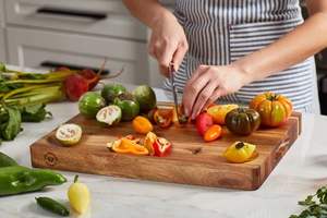 Tabla de Cortar de Nogal Orgánico Hecha a Mano, Tabla de Pan Grande Decorativa para Colgar, Plato de Servir de Madera de Lujo para el Hogar y Restaurantes - Product Image 5