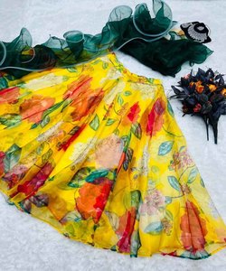 Nuevo y Atractivo Lehenga Choli para Mujer, Bordado Intenso, Algodón y Seda, Prenda India Confeccionada para Ocasiones Especiales - Product Image 2