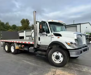 En Venta: Camión Usado For-International WorkStar 7500 con Eje Tándem y Plataforma Plana de 20 pies - 350HP, Puerta Elevadora, Volante a la Izquierda/Derecha, Listo para Exportación Mundial - Product Image 1