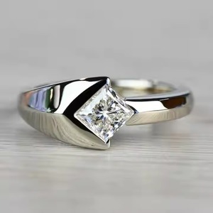 Bague de fiançailles de style classique en or 14 carats East West Princess Cut Lab Grown Diamond Rhodium pour les fêtes de mariée - Product Image 2