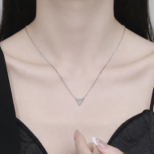 Collar con Colgante en Forma de V de Plata de Ley 925 con Perla Negra, Corte Brillante Redondo, Moissanita de 0.50 CT, Color D, Claridad VVS1, Cadena de Eslabones - Product Image 6