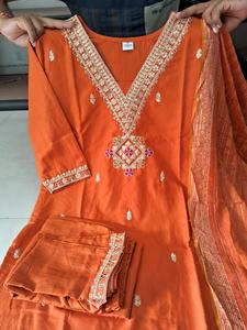 Ensemble de vêtements ethniques trois pièces pour femmes de créateur élégant Kurti Pant Dupatta pour la fête avec broderie fine et travail de paillettes - Product Image 5