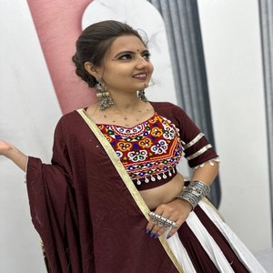 Trabajo Gamathi tradicional Lehenga Choli en algodón puro con lienzo acampanado de 6 metros Lehenga con algodón a juego Dupatta - Product Image 2
