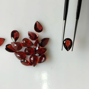 พลอยโกเมนสีแดงธรรมชาติ 7x5 มม. ทรงลูกแพร์ คุณภาพดีที่สุด สำหรับทำเครื่องประดับ - Product Image 1