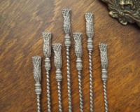 Cuillère à long manche en argent au design antique Cuillère à thé en acier inoxydable de style vintage élégante, parfaite pour la cuisine et la salle à manger