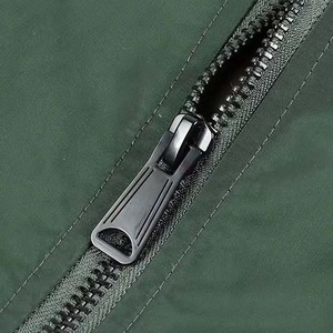 แจ็คเก็ตบอมเบอร์คุณภาพดีที่สุดสำหรับฤดูใบไม้ร่วง ผลิตจากโพลีเอสเตอร์ 100% คอตั้ง บริการ OEM รับผลิตตามแบบ ขนาดใหญ่พิเศษสำหรับผู้ชาย กันน้ำ กันลม เหมาะสำหรับกิจกรรมกลางแจ้ง - Product Image 6