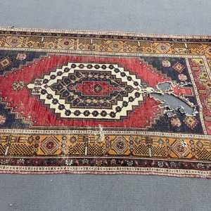 Alfombra Antigua de 4x7.4 pies (122x227 cm), Alfombra Turca con Borde Rojo - Product Image 3
