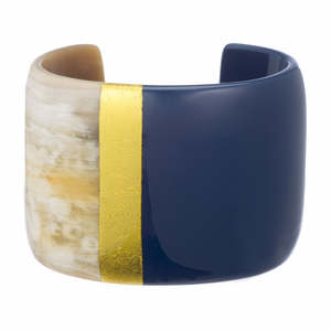 Brazalete Abierto de Cuerno de Búfalo Lacado Azul Marino Ancho, Hecho a Mano y Ecológico, con Detalles en Tono Dorado, Estilo Amor - Product Image 6