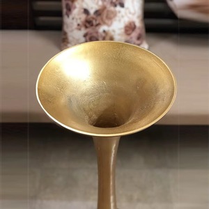 Jarrón de metal de cuello alto de diseño vintage con acabado dorado perfecto para arreglos florales clásicos y estilo interior - Product Image 2