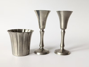 Elegante florero de metal alto para Arreglo de flores artificiales y frescas adecuado para decoraciones de oficina en casa y eventos - Product Image 5