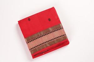 ผ้าส่าหรีไหมทอมือสีแดงสุดหรู พร้อมขอบทอมือแบบดั้งเดิมและลวดลายละเอียดอ่อน |   ชุดงานรื่นเริงแบบเบาสบายสไตล์ชาติพันธุ์ - Product Image 4