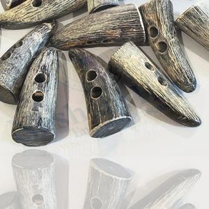 Bascules en corne de buffle classiques faites à la main pour jeans et manteaux Bascules en corne naturelle avec technique de polissage Logo décoration fabriquée en Inde - Product Image 5