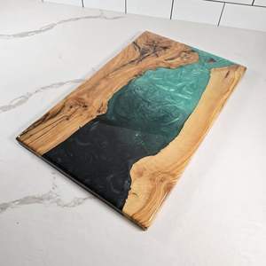 Planche à découper en bois de résine multicolores, surface lisse et polie, idéale pour la préparation alimentaire hygiénique. - Product Image 6