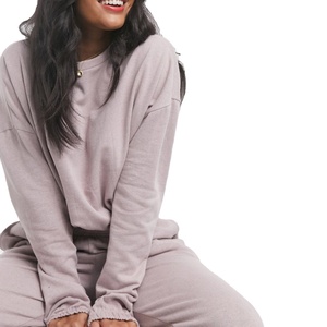 เซ็ตเสื้อสเวตเตอร์และกางเกงแฟชั่นสำหรับผู้หญิงชุดเสื้อสเวตเตอร์แบบสั้นและกางเกงสเวตเตอร์แบบนุ่มสำหรับผู้หญิงดีไซน์ใหม่ตามสั่ง - Product Image 4