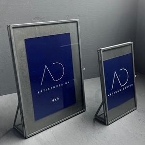 Juego de 2 Marcos de Fotos de Hierro/Vidrio para Mesa, Marcos Decorativos para Fotos de Retrato con Acabado Gris - Product Image 2