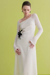 Robes de luxe pour femmes à manches longues ABOLI ROBE ASYMÉTRIQUE Noir et blanc ANT BLANC Vêtements pour femmes Étiquettes personnalisées fabriquées au Vietnam - Product Image 3