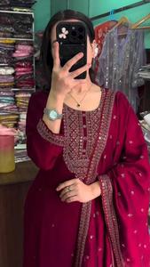 Séquence de soie de Chinon de conception moderne de luxe de haute qualité et haut de créateur brodé de fil avec pantalon et vêtements de mariage Dupatta - Product Image 2