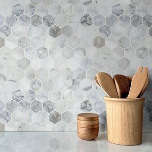Mosaïque en calcite Union Calacatta Cressa, carreaux hexagonaux 12 x 12, imperméables, pour sol, chambre, couloir, surface polie - Product Image 2