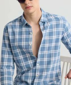 Camisa informal a cuadros de corte regular para hombre con cuello extendido Comodidad atemporal con estilo diario - Product Image 1