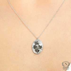 Collier en argent sterling 925 à motif de trèfle à quatre feuilles avec pierres blanches et noires, cadeau idéal pour les amateurs de plantes - Product Image 5