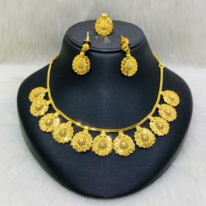 Ensemble de collier plaqué or classique de créateur nouvelle mode bijoux à motif de fleurs en ligne de tous types pour cadeau de fête laiton un gramme - Product Image 1