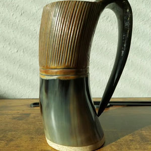 Corne à boire en bois sculptée à la main, écologique, portable, de style naturel, avec un motif animal, polie, souvenir, pour bière, vin ou eau - Product Image 1