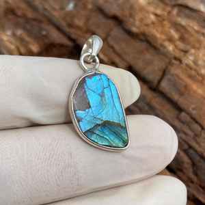 Colgante de labradorita en bruto, plata de ley 925, hecho a mano, joyería de moda única, regalo para mujeres y hombres - Product Image 4