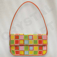 Sac à bandoulière Staud durable et léger, orné de perles et de rayures, broderie de perles de rocaille, design unique fait main, personnalisable, porté croisé