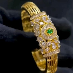Brazalete Abrible de Diseño de Alta Calidad con Acabado Dorado y Circonitas Cúbicas, Estilo Moderno y Tradicional para Mujer - Product Image 1