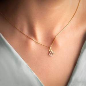 เปล่งประกายความสง่างามเหนือกาลเวลาด้วยจี้ทองคำสุดหรูของเรา พร้อมจำหน่ายในราคาขายส่ง - Product Image 3