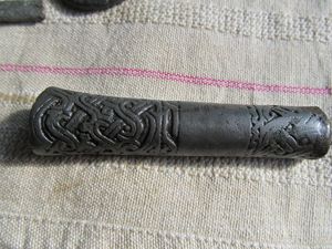 Taza de cerámica de cuerno vikingo festivo hecho a mano para hidromiel y cerveza para fiestas navideñas y alegrías navideñas - Product Image 2