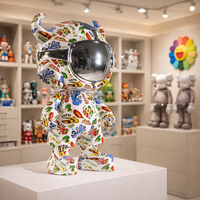 Sculpture artistique moderne et colorée en fibre de verre peinte à la main JingYue, casque d'astronaute en forme de corne de taureau, décoration intérieure du Guangdong