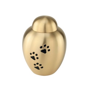Urna de cremación para mascotas de latón pulida en oro con estampado de Pata Negra, cúpula de estilo superior, urna de cremación para mascotas de latón de la mejor calidad - Product Image 1