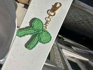 Porte-clés brodé nœud perlé vert - Product Image 3