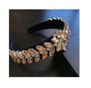 Diadema ancha de cuentas de moda de color blanco Premium hecha con cuentas de semillas en patrones intrincados que elevan cualquier aspecto - Product Image 2