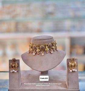 Magnifique ensemble de bijoux anciens avec look lourd et boucles d'oreilles Les meilleurs vêtements de fête de mariée d'Inde pour les réceptions et les grandes fonctions - Product Image 4
