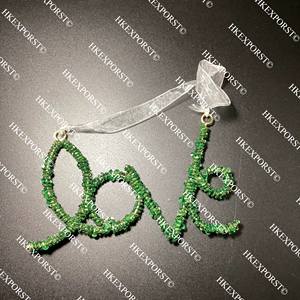 Adornos colgantes de amor y alegría de Navidad hechos a mano, decoraciones festivas navideñas con cuentas multicolores, decoración de Navidad artesanal única - Product Image 1