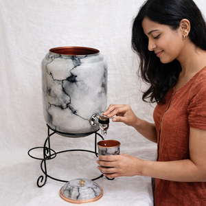 Dispensador de Agua Fría de Cobre Puro con Acabado de Mármol, Diseño Martillado Premium, Ecológico, 4.3L, Uso Doméstico - Product Image 2