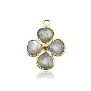 Labradorite Fleur Design Charm-Pendentif lunette en pierre précieuse en forme de cœur plaqué or, pendentif minuscule à quatre pierres pour la fabrication de bijoux - Product Image 1