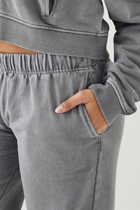 Ensemble de 2 pièces de jogging en molleton vintage avec logo appliqué, lavé, pour filles, vêtements de sport tendance, détail taille élastique, fermeture éclair, survêtement - Product Image 2