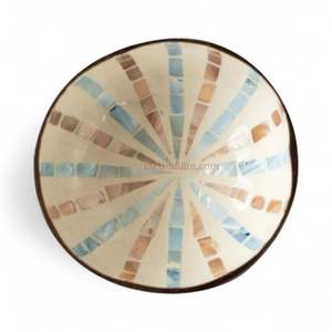 Tazón de Cáscara de Coco Estilo Bohemio con Incrustaciones de Nácar, Artesanía Natural Hecha a Mano para Mesa de Comedor, de Vietnam - Product Image 4