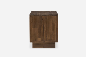 Table de chevet en bois foncé avec tiroirs texturés et poignées dorées - Product Image 3