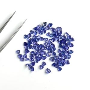 พลอยแทนซาไนต์ธรรมชาติทรงทริลเลียน 6 มม. คุณภาพสูง รับรองโดย IGI พลอยเจียระไนทรงเหลี่ยมสำหรับทำเครื่องประดับ ราคาขายส่ง - Product Image 3
